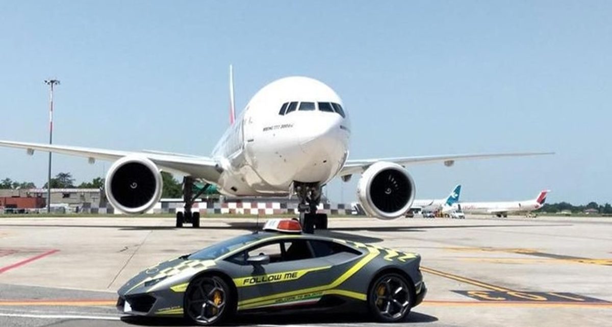 Lamborghini Digunakan Sebagai 'Juru Parkir' Pesawat