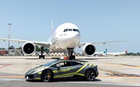 Lamborghini Digunakan Sebagai 'Juru Parkir' Pesawat