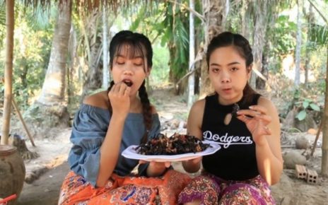 YouTuber Kamboja Masak Makan Puluhan Tarantula