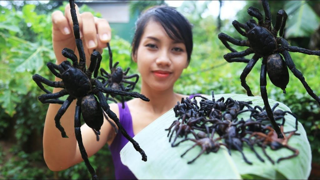 YouTuber Kamboja Masak Makan Puluhan Tarantula