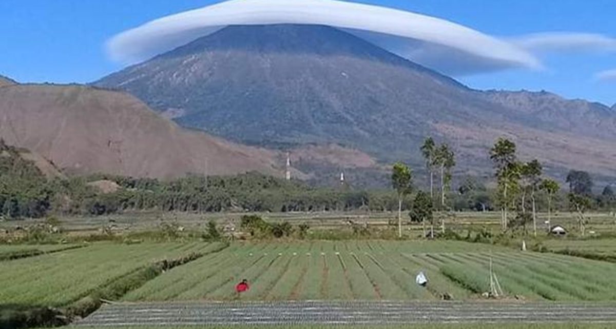 Awan Topi Muncul di Gunung Rinjani