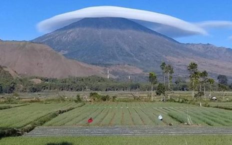 Awan Topi Muncul di Gunung Rinjani