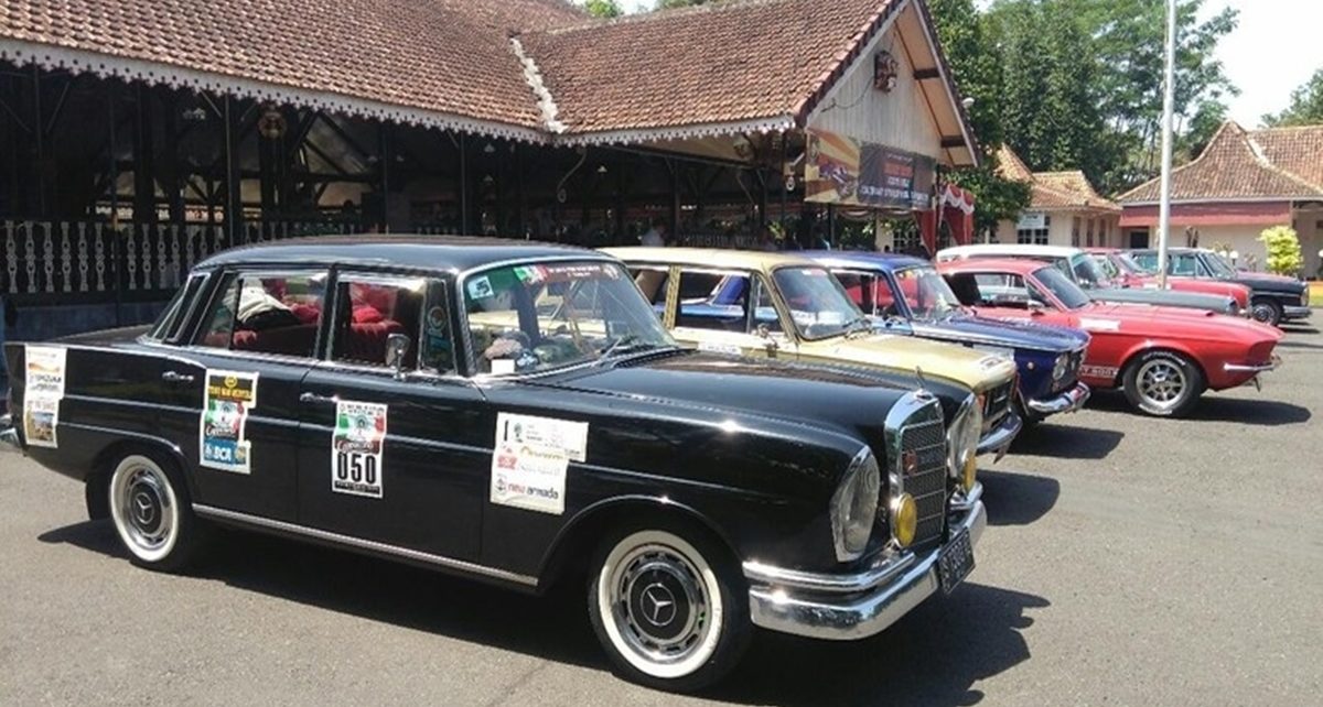 Mobil Kuno Antik Banjiri Kota Purworejo