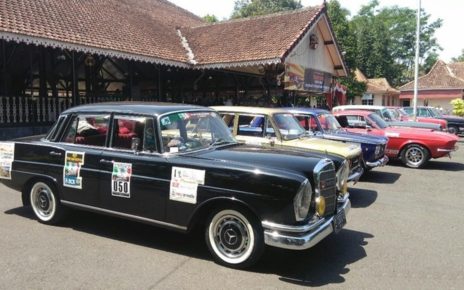 Mobil Kuno Antik Banjiri Kota Purworejo