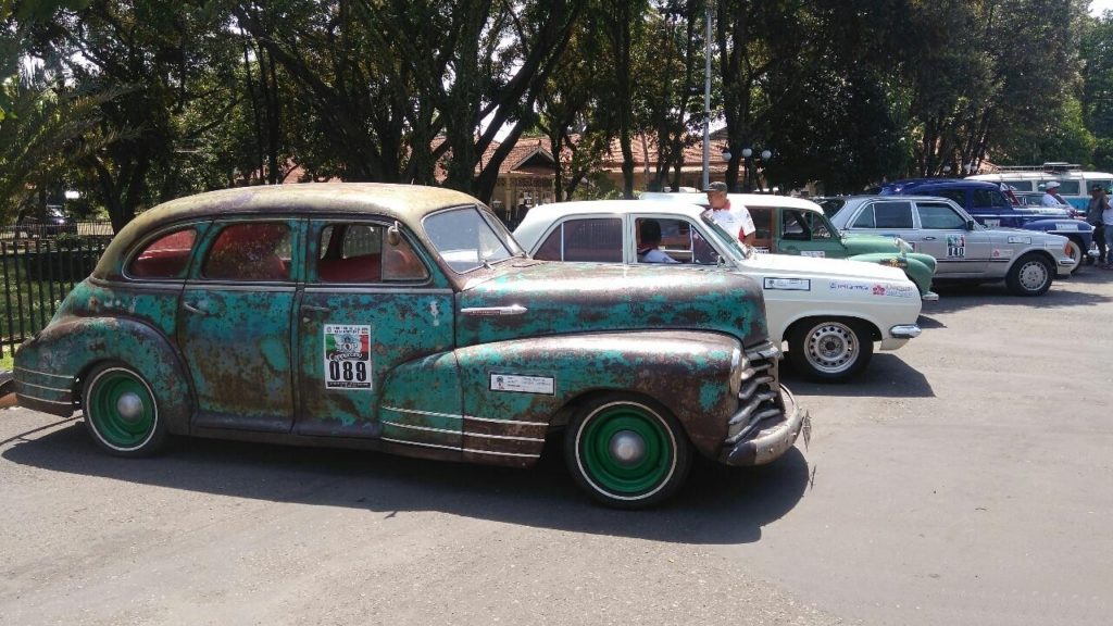 Mobil Kuno Antik Banjiri Kota Purworejo