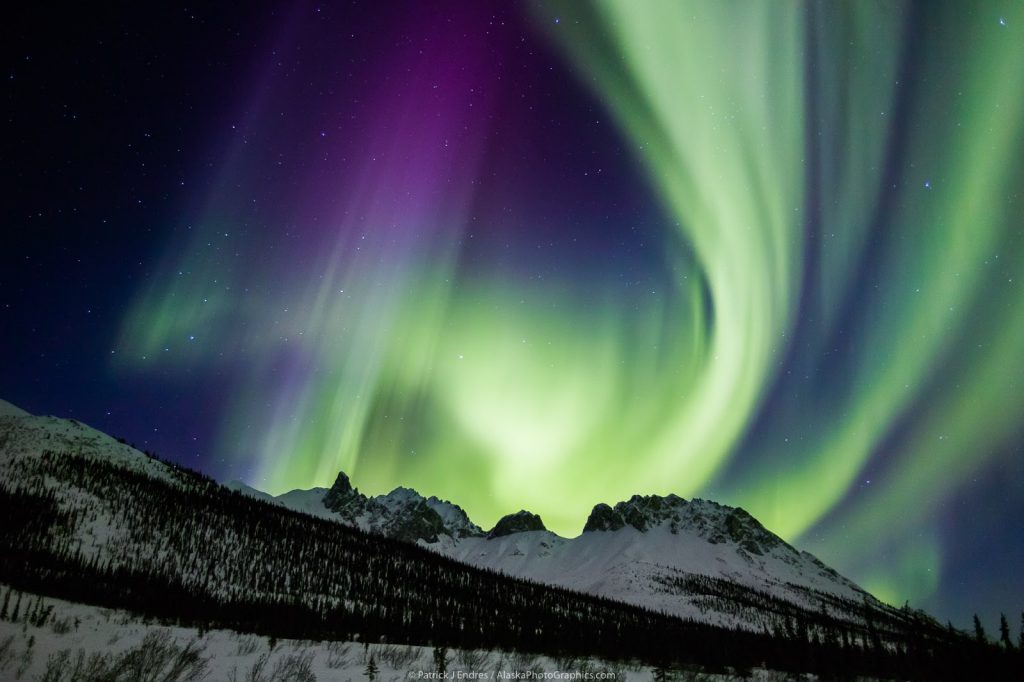 indahnya pemandangan aurora alaska