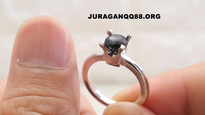 Pria Jepang Bikin Cincin dari Kuku