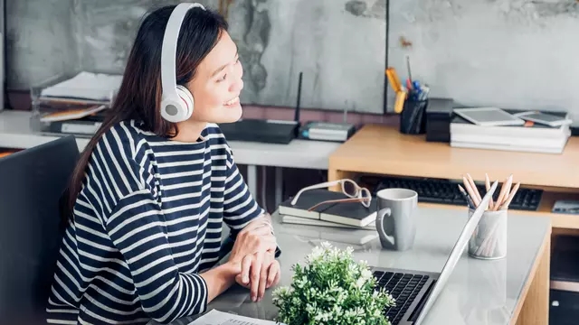 5 Manfaat Mendengar Lagu Galau Saat Sedih