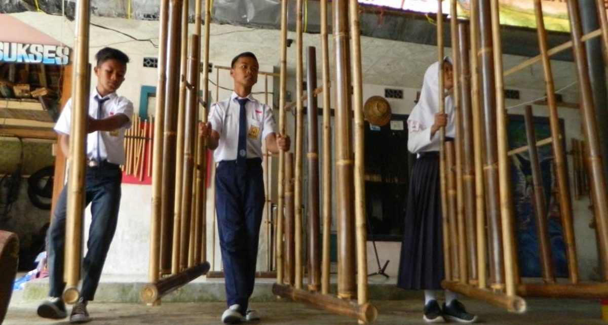 Unik Pangandaran Punya Angklung Raksasa