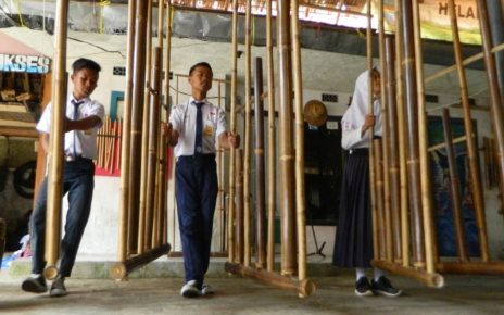 Unik Pangandaran Punya Angklung Raksasa