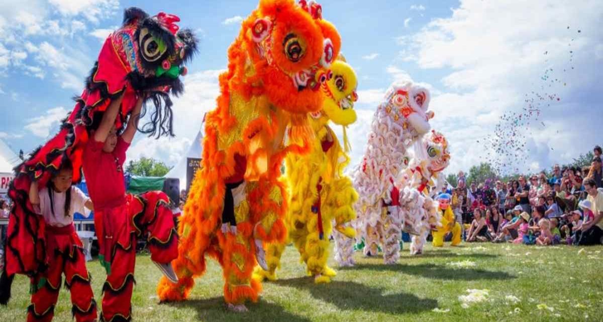 Barongsai Menari di Atas Air