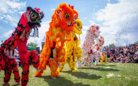 Barongsai Menari di Atas Air