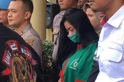 foto vitalia sesha menggunakan baju tahanan