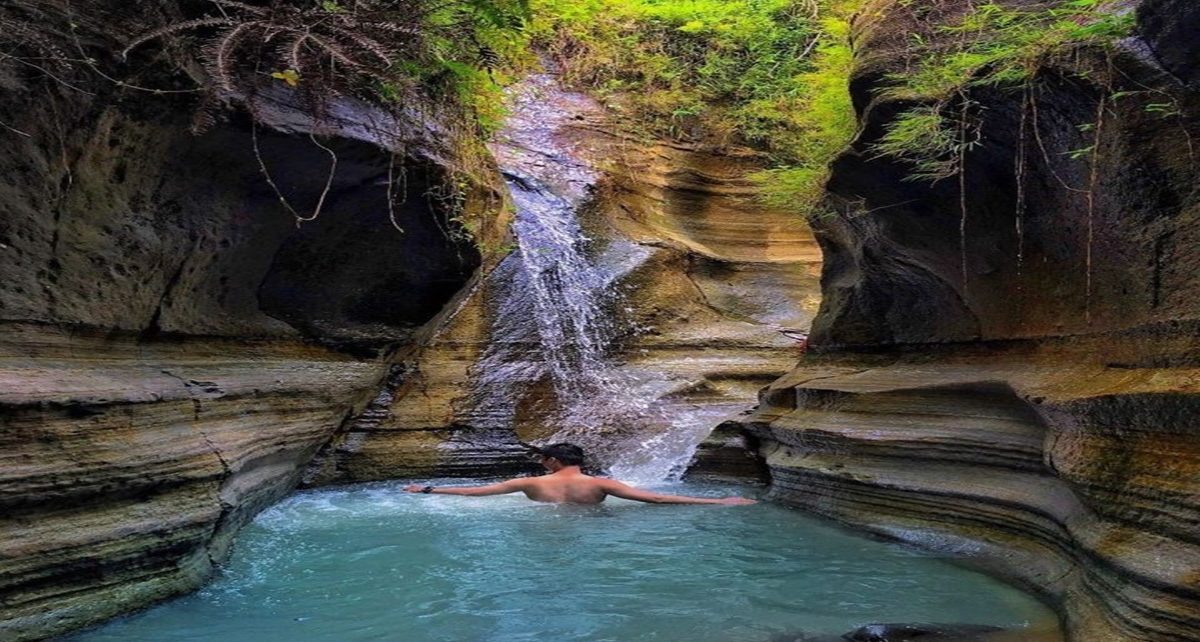 8 Rekomendasi Wisata Air Terjun di Jawa Barat, Ada yang Sebening Kaca