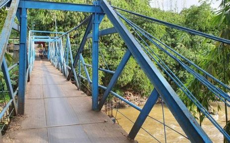 Sosok Kuntilanak Dibonceng Pemotor di Jembatan Gantung Depok