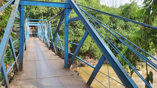 Sosok Kuntilanak Dibonceng Pemotor di Jembatan Gantung Depok