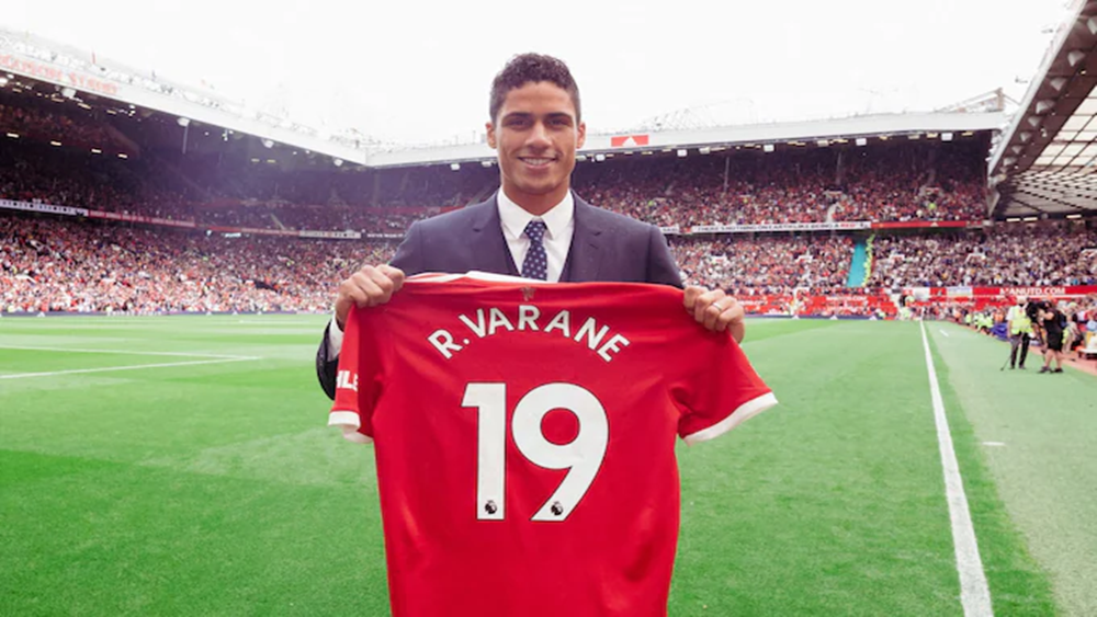 Manchester United Resmikan Kehadiran Varane