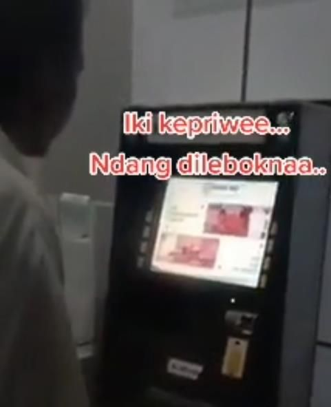 Pria di Depan Mesin ATM Padahal Ga Ambil Duit