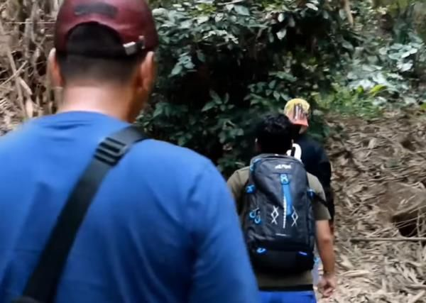 Panji Petualang Temukan Ular Besar Di Gunung