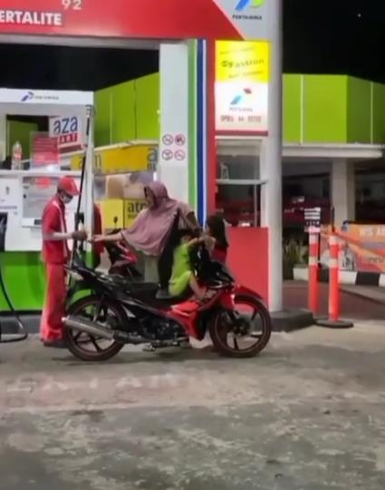 Ulah Bocil Santuy Nemplok di Dek Motor