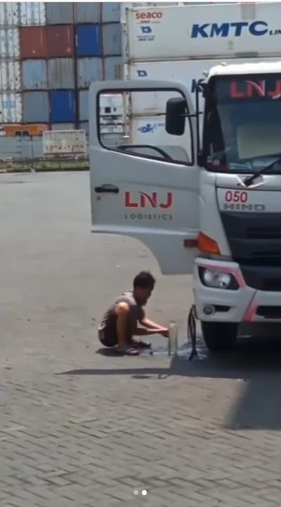 Wudhu Pakai Air Botol dan Sholat Pakai Peti Kemas