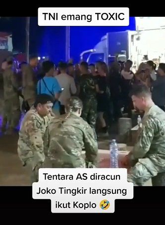 Kocaknya Tentara Amerika Diracuni Lagu Dangdut