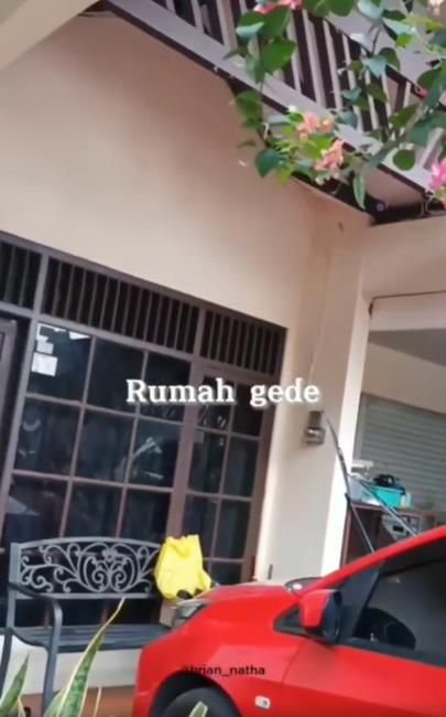 Pria Pamer Punya Mobil Bagus dan Rumah Gede