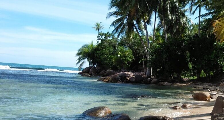 Keindahan Pantai Batu Kalang di Pesisir Selatan