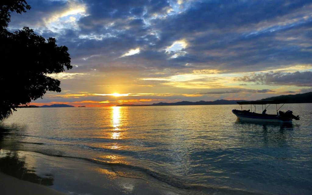 Pantai Waiwo Raja Ampat Surganya Anak Pantai