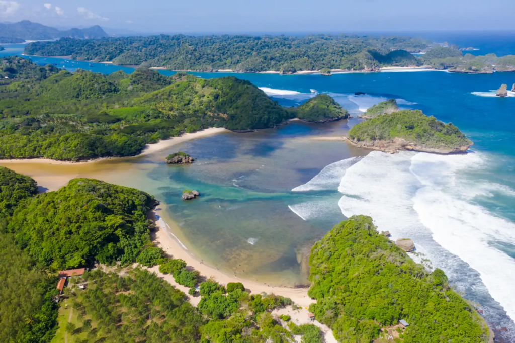 Pesona Pantai Teluk Asmara di Malang