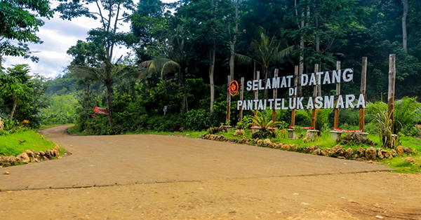 Pesona Pantai Teluk Asmara di Malang