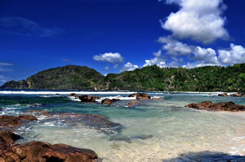 Pesona Pantai Wediombo di Yogyakarta