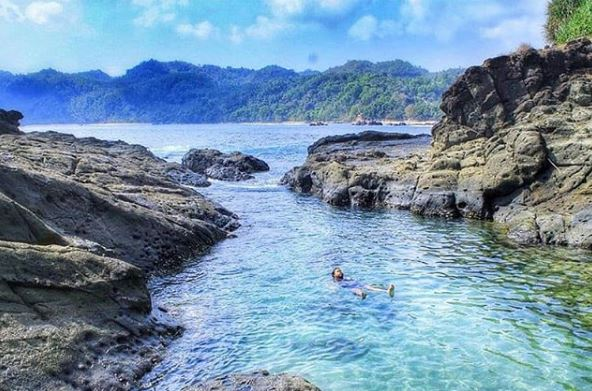 Pesona Pantai Wediombo di Yogyakarta