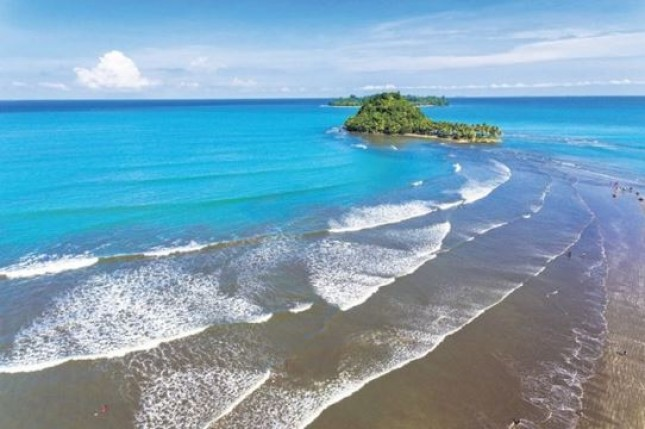 Keindahan Pantai Air Manis di Padang