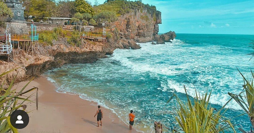 Destinasi Wisata Pantai Nglambor di Jogja