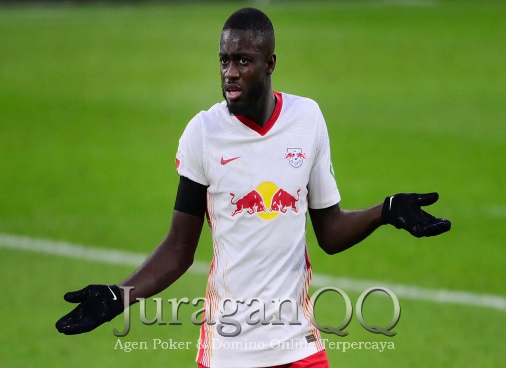 Dayot Upamecano menjadi korban