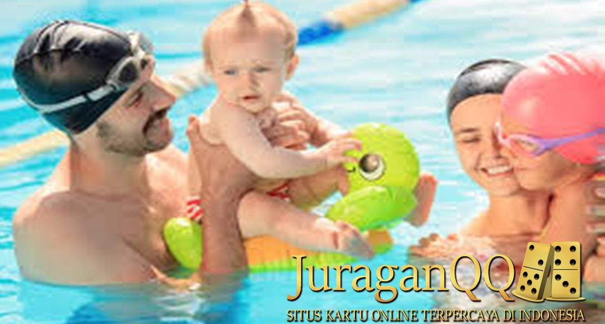 Tips Aman Berenang Bersama Bayi