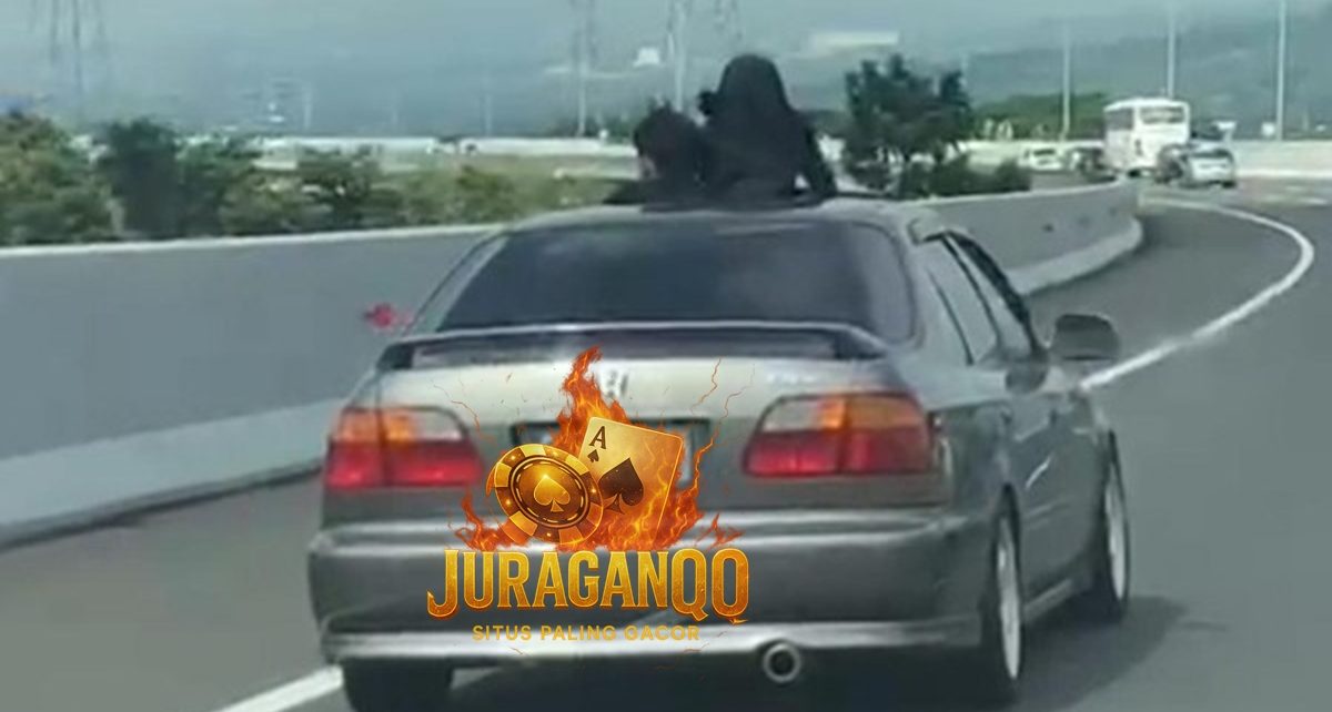 Viral: Bocah Berdiri di Sunroof Mobil di Tol, Pakar Ingatkan Bahaya Fatal