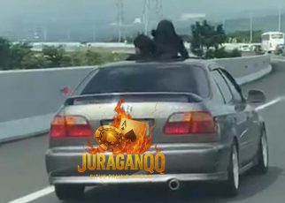 Viral: Bocah Berdiri di Sunroof Mobil di Tol, Pakar Ingatkan Bahaya Fatal