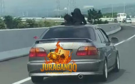 Viral: Bocah Berdiri di Sunroof Mobil di Tol, Pakar Ingatkan Bahaya Fatal