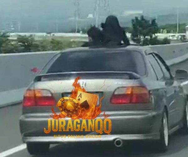 Viral: Bocah Berdiri di Sunroof Mobil di Tol, Pakar Ingatkan Bahaya Fatal